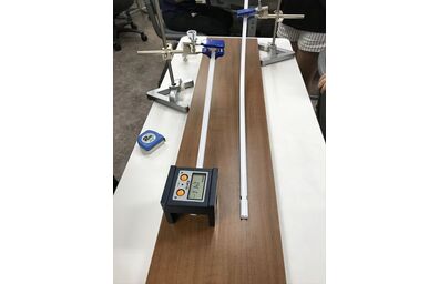 高さを固定して滑り落ちる物体の速さを比べる